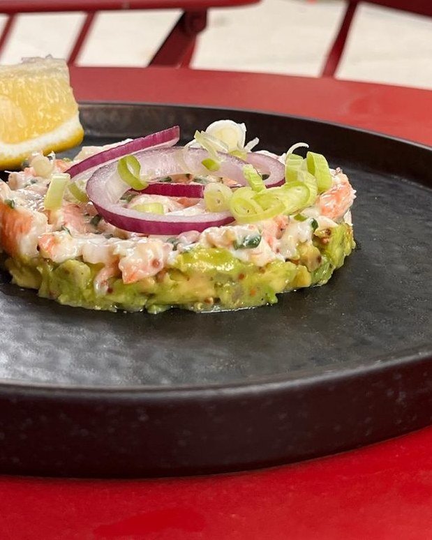 Tartare de la mer sur table rouge, publié sur Instagram par Le Premier, Vincennes